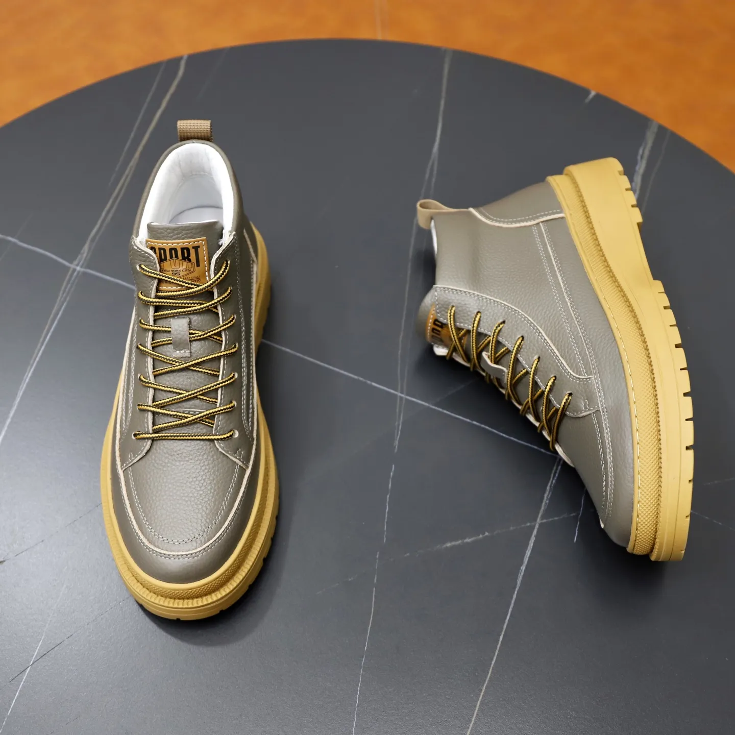 Ex-factory price: 460💰🙅‍♂️🙅‍♂️🙅‍♂️ Brand: LV Louis Vuitton Standard code: 38–44 (45 can be customized) Grade: Same as the official website Material: Original cowhide fabric Comfortable pigskin lining Lightweight wear-resistant outsole Style category: Men's fashion casual shoes and boots Running sneakers Distinguished luxury brand elements Top luxury Color: actual picture color
